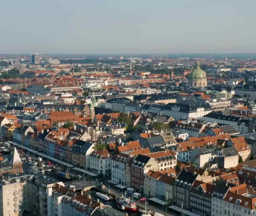 Fassade einer klassischen städtischen Immobilie — TXM erwirbt und entwickelt Immobilien in Kopenhagen, Dänemark, und den umliegenden Küstenregionen