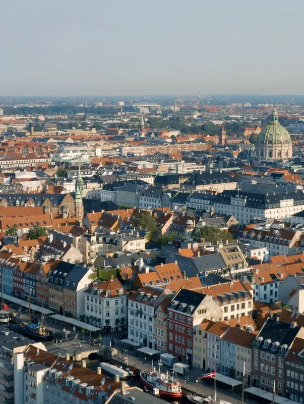 Facade på klassisk bymæssig ejendom — TXM investerer i fast ejendom med fokus på aktiv udvikling og strategisk ejerskab